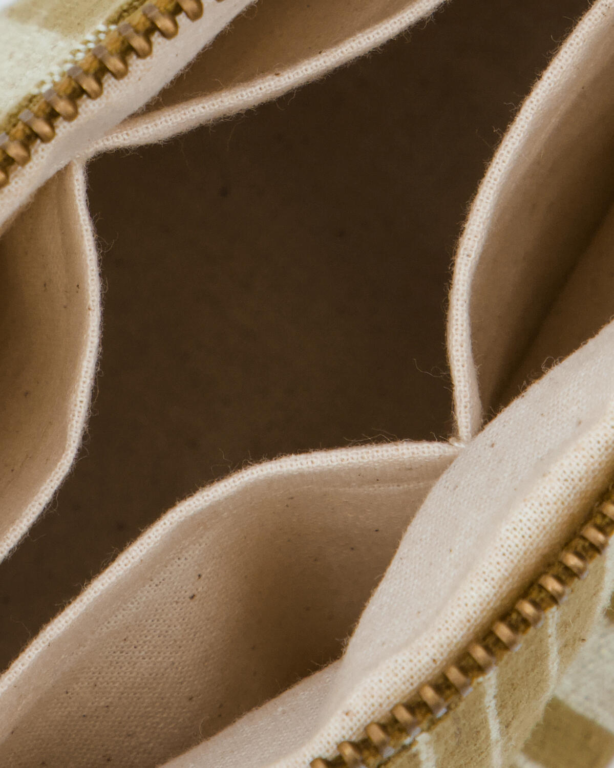 Makeuppung - Dark Olive